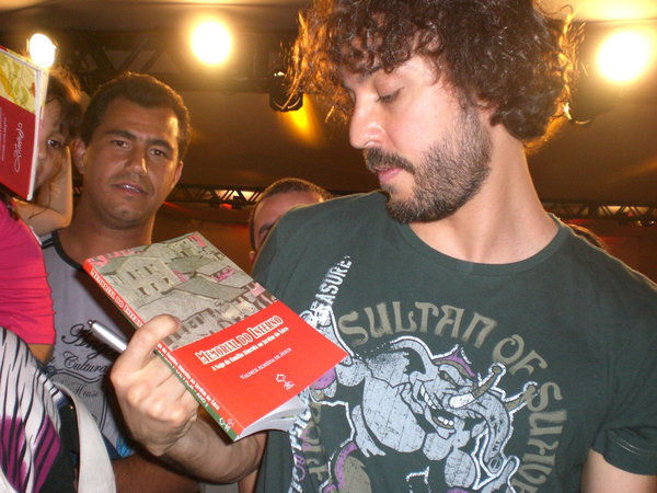 Na Bienal do Livro de São Paulo, Gabriel o Pensador recebeu um livro de Valdeck Almeida