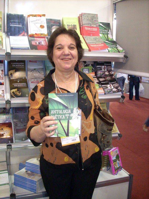 A poetisa Dinorá chegou primeiro à Bienal do Livro de São Paulo e adquiriu o exemplar da Antologia Poética Valdeck Almeida de Jesus.