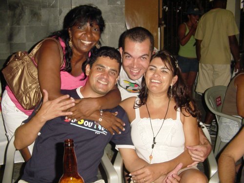 Da direita para a esquerda: Delma Bezerra, Vagner Paixão e uma amiga.