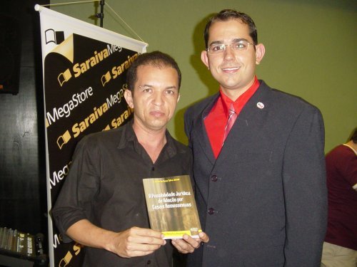 Eu com Dr. Enézio de Deus, escritor, no lançamento do livro "Possibilidades Jurídicas de Adoção por Casais Homossexuais", na Saraiva Mega Store, em Salvador/BA